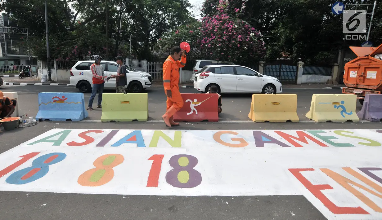 Pekerja dari PPSU Kelurahan Pegangsaan saat menyelesaikan pembuatan maskot dan logo Asian Games 2018 di Jalan Penataran atau Simpang Tugu Proklamasi, Jakarta, Rabu (25/7).  (Merdeka.com/Iqbal S. Nugroho)