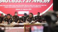 Direktur Penyidikan Jampidsus Kejagung Saiful Bahri Siregar (kanan) bersama Kepala Bidang Hubungan Media dan Kehumasan Puspenkum Kejagung Tri Sutrisno (kiri) memberikan keterangan terkait kasus dugaan korupsi tata kelola nikel di Gedung Bundar, Kejaksaan Agung, Jakarta, Senin, 31 Agustus 2026. (KLY/Arie Basuki).
