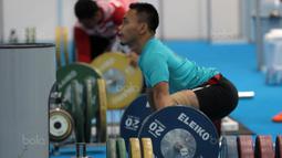 Persiapan Eko Yuli Irawan saat berlatih sebelum turun pada kelas 62 kg di Hall A Arena PRJ, Jakarta, Rabu (11/2/2018). Eko berhasil menyabet medali emas. (Bola.com/Nicklas Hanoatubun)