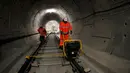 Pekerja mengecek jalur kereta api di terowongan proyek Crossrail di Stepney, London, Inggris, (16/11). Crossrail merupakan proyek jalur kereta bawah tanah terbesar di Eropa yang memiliki panjang 118 kilometer. (REUTERS/Stefan Wermuth)