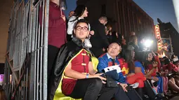 Sejumlah penggemar mengenakan kostum karakter film saat menghadiri pemutaran perdana Justice League di Dolby Theatre di Hollywood, California (13/11). (AFP Photo/Robyn Beck)