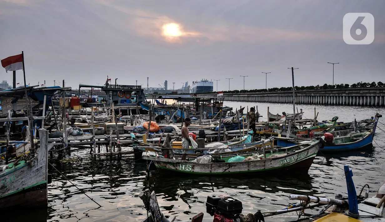 Aktivitas nelayan di kawasan pesisir Kalibaru, Cilincing, Jakarta Utara, Senin (19/9/2022). Sebelumnya, pemerintah per 3 September 2022 memutuskan untuk menaikkan harga BBM bersubsidi jenis solar menjadi Rp 6.800 per liter dari harga sebelumnya Rp 5.150 per liter. (merdeka.com/Iqbal S. Nugroho)