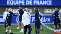 Pemain Prancis, Kylian Mbappe berbincang dengan pelatih, Didier Deschamps (kiri) saat sesi latihan di Clairefontaine-en-Yvelines, (3/10/2017). Prancis melakukan persiapan jelang melawan Bulgaria. (AFP/Franck Fife)