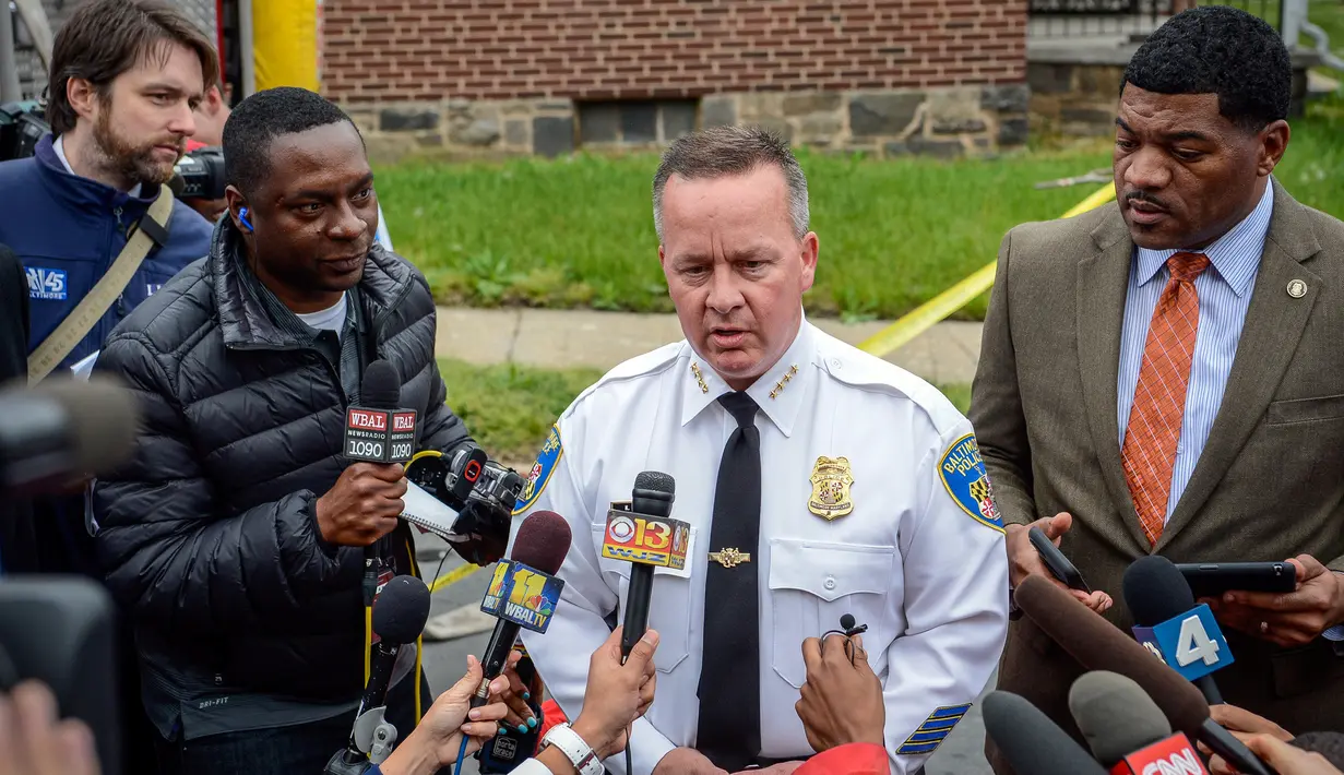 Komisaris polisi, Kevin Davis memberi keterangan setelah mengevakuasi gedung stasiun televisi Fox 45 di Baltimore, Amerika Serikat (AS), Kamis (28/4). Seorang pria masuk dan mengancam akan meledakkan stasiun televisi tersebut. (REUTERS/Bryan Woolston)