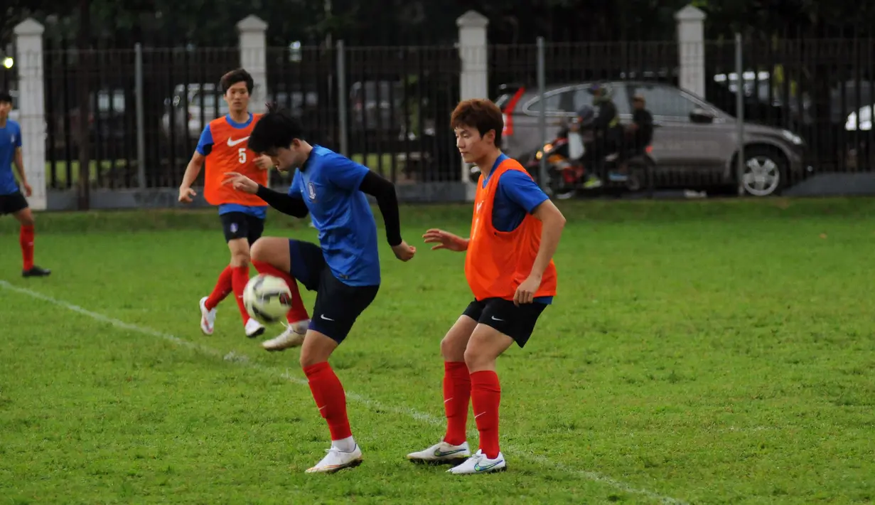 Jelang berlaga di kualifikasi Grup H Piala Asia 2016, timnas Korea Selatan U-23 melakukan latihan perdana di Lapangan C Senayan, Jakarta, (21/3/2015). Tampak, pemain timnas Korsel U-23 saat melakukan sesi latihan. (Liputan6.com/Helmi Fithriansyah)