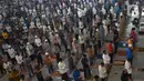 Jemaah melaksanakan ibadah salat Jumat di Masjid Agung At-Tin, Jakarta, Jumat (5/6/2020). Sejumlah masjid di Jakarta menggelar salat Jumat karena sudah memasuki masa PSBB transisi menuju new normal. (merdeka.com/Imam Buhori)