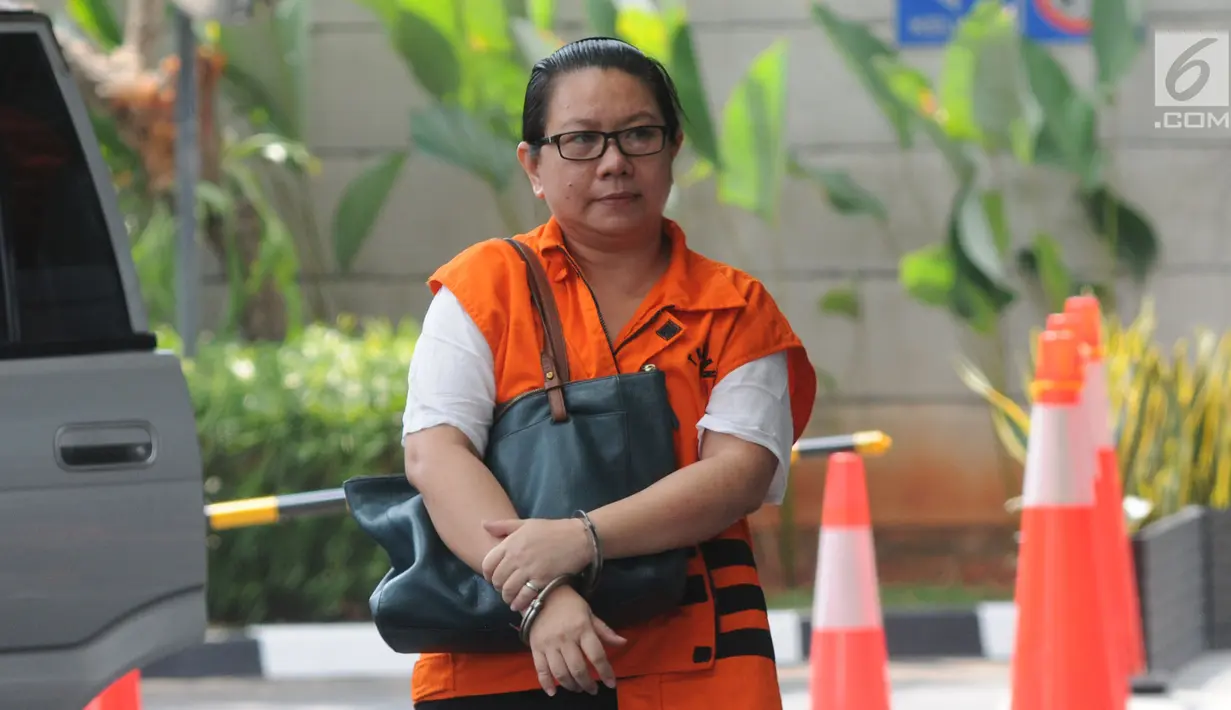 Direktur PT Wisata Bahagia, Liliana Hidayat saat tiba di Gedung KPK, Jakarta, Senin (8/7/2019). Liliana Hidayat diperiksa sebagai tersangka terkait dugaan suap penyalahgunaan izin tinggal warga negara asing (WNA) di lingkungan Kantor Imigrasi Mataram. (merdeka.com/Dwi Narwoko)