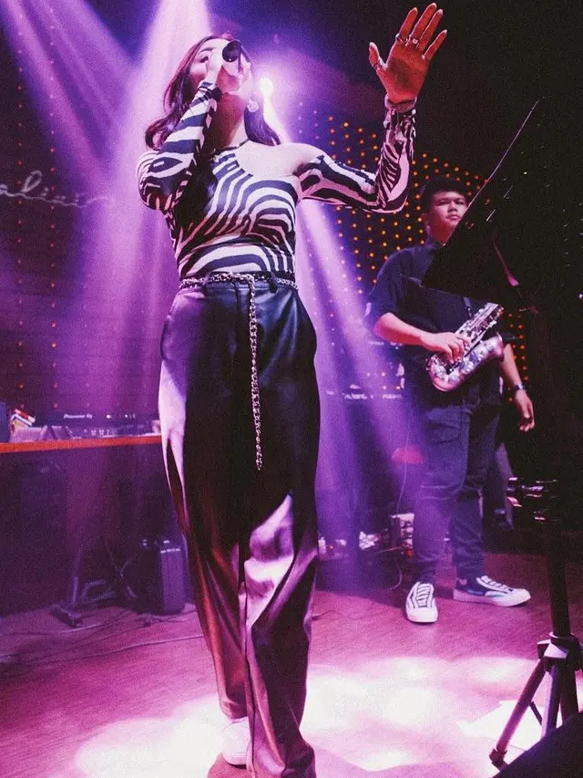 10 Potret Gaya Mahalini yang Selalu Totalitas saat Manggung dengan Busana Formal-Kasual