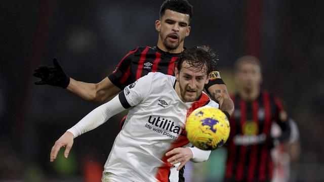 Foto: Kejadian Lagi, Tom Lockyear Pingsan saat Luton Town Melawan Bournemouth