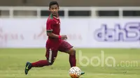 Gelandang Persib Bandung, Gian Zola, berusaha mencari rekannya untuk mengirim umpan saat uji coba melawan Myanmar. Pesepak bola 18 tahun ini bermain satu babak setelah digantikan oleh Evan Dimas. (Bola.com/Vitalis Yogi Trisna)