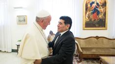 Paus Fransiskus (kiri) bersalaman dengan mantan pesepak bola Argentina, Diego Armando Maradona sebelum pertemuan dengan anggota organisasi Scholas Occurentes di Vatikan pada tanggal 4 September 2014. (AFP/Filippo Monteforte)