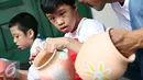 Penyandang disabilitas tampak serius menyelesaikan lukisan keramiknya di Museum Seni Rupa dan Keramik, Jakarta, Jumat (23/10). Kegiatan untuk meningkatkan kemampuan dan keterampilan seni bagi penyandang disabilitas . (Liputan6.com/Immanuel Antonius)