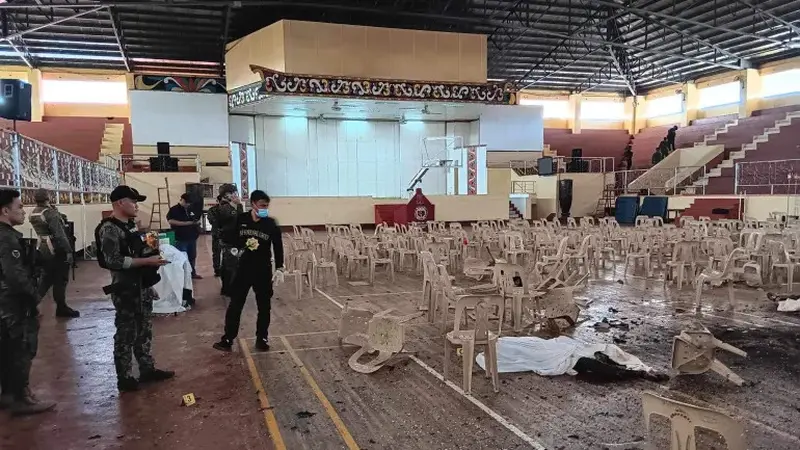 Petugas keamanan mensurvei kerusakan di lokasi ledakan Misa Katolik di gimnasium Universitas Negeri Mindanao, Filipina. [Pemerintah Provinsi Lanao Del Sur/Facebook]