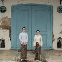 Dengan latar arsitektur keraton yang autentik, keduanya tampil bak pangeran dan putri dalam balutan busana adat Jawa yang elegan. [@elrumi/@syifahadju].