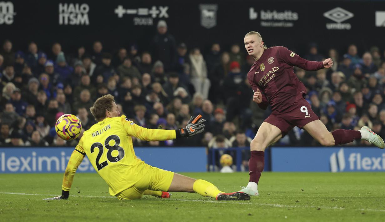 Pemain Manchester City, Erling Haaland mencetak gol ke gawang Ipswich Town pada laga lanjutan Liga Inggris 2024/2025 di Portman Road, Ipswich, Inggris, Senin (20/01/2025) dini hari WIB. (AP Photo/Ian Walton)