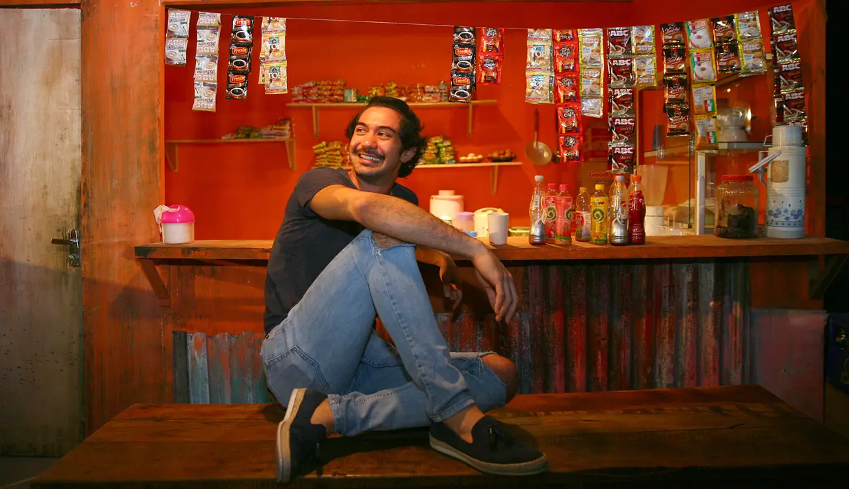 Tantangan baru kembali didapatkan oleh Reza Rahadian. Bintang film Habibie & Ainun 3 itu dipercaya memerankan sosok seniman yang multitalenta, Benyamin Sueb. (Nurwahyunan/Bintang.com)