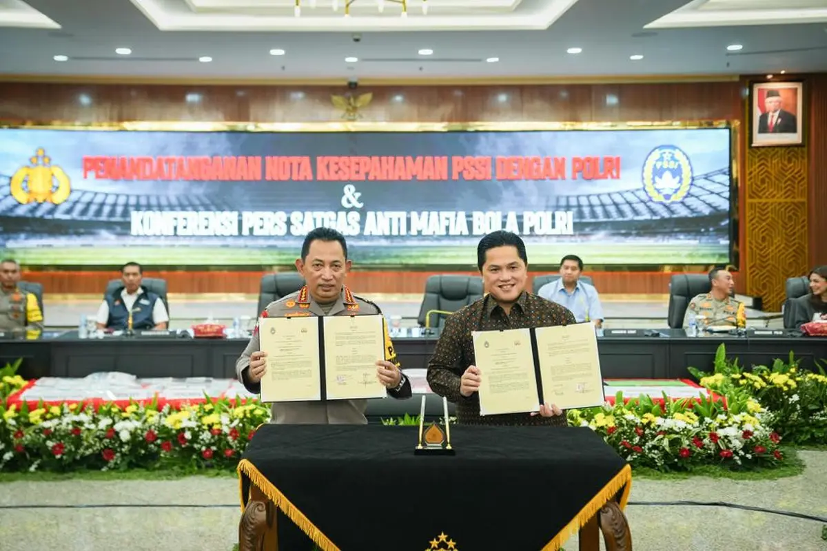 Ketua umum PSSI Erick Thohir bersama Kapolri