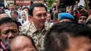 Tersangka kasus dugaan penistaan agama, Basuki Tjahaja Purnama (Ahok) berusaha menerobos kerumunan wartawan setibanya di gedung Kejagung, Jakarta, Kamis (1/12). Ahok masih tetap memilih bungkam saat ditanya awak media. (Liputan6.com/Gempur M Surya)