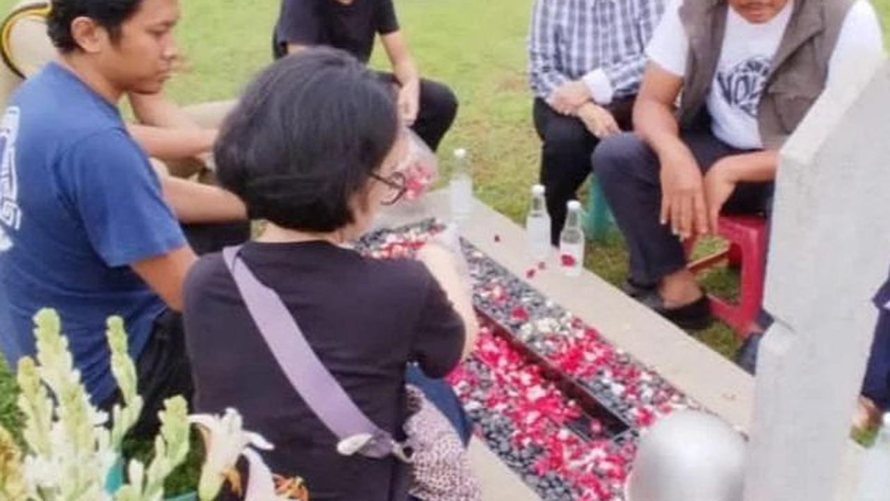 Potret Wakapolri Lulusan Terbaik Nyadran Bareng Keluarga, Pemuda di Sampingnya Berseragam Taruna AAL Bikin Salfok