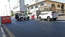 Polisi menutup jalan yang mengarah ke pemakaman non-Muslim di kota Jeddah, Arab Saudi, usai di mana sebuah bom menghantam ketika upacara peringatan Perang Dunia I yang dihadiri oleh para diplomat Eropa pada Rabu (11/11/2020). Tiga orang dilaporkan terluka dalam insiden tersebut. (AFP)