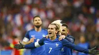 Striker timnas Prancis, Antoine Griezmann, setelah mencetak gol ke gawang Wales pada laga uji coba di Stade de France, Sabtu (11/11/2017) dini hari WIB. Prancis  menang 2-0. (AP/Francois Mori).