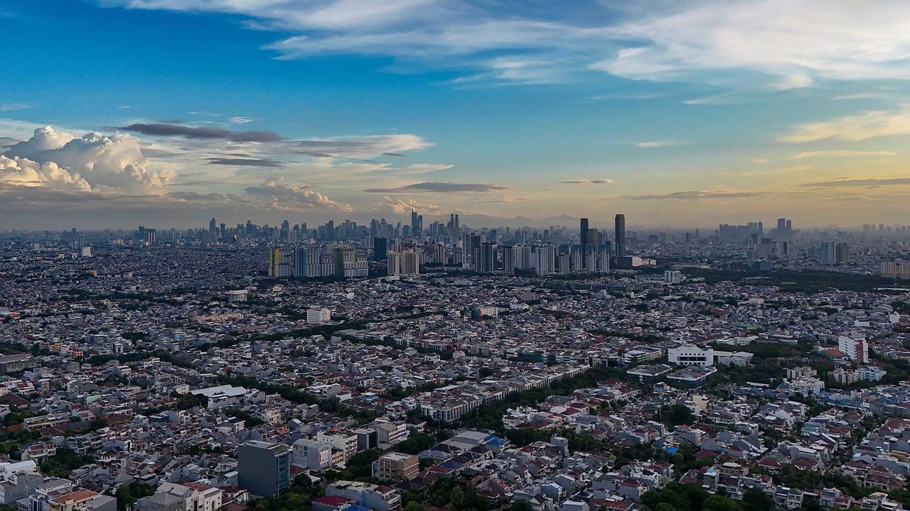 FOTO: Melihat Senja saat Langit Jakarta Cerah di Kawasan JIS