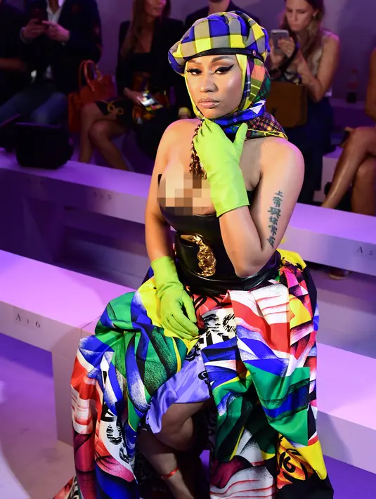 Rapper AS, Nicki Minaj menghadiri fashion show Versace pada Milan Fashion Week, 21 September 2018. Pakaian Nicki Minaj kali ini berupa suit, namun tetap heboh dengan motif khas Versace yang playful. (AFP/Miguel MEDINA)