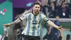 Penyerang Argentina, Lionel Messi berselebrasi setelah mencetak gol ke gawang Meksiko selama pertandingan grup C Piala Dunia 2022 Qatar di Stadion Lusail di Lusail, Qatar, Minggu 27 November 2022. Argentina menang atas Meksiko dengan skor 2-0. (AP Photo/Ariel Schalit)
