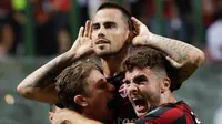 Gelandang AC Milan, Suso (tengah) melakukan selebrasi usai mencetak gol ke gawang Cagliari pada lanjutan liga Serie A Italia di stadion San Siro di Milan, (27/8). Gol Suso menjadi penentu kemenangan Milan atas Cagliari 2-1. (AP Photo / Luca Bruno )