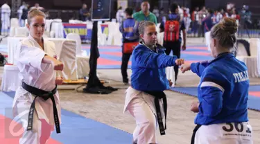 Atlet karate wanita negara Italia saat latihan pemanasan pada pembukaan Kejuaraan Dunia Shotokan Karate-Do International Federation (SKIF) 2016 di JIExpo Kemayoran Jakarta, Sabtu (27/8). (Liputan6.com/Immanuel Antonius)