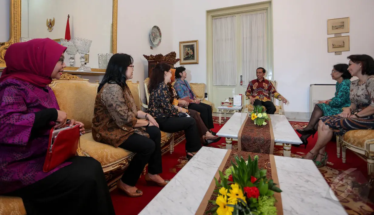 Panitia seleksi calon pimpinan Komisi Pemberantasan Korupsi (Pansel KPK) menemui Presiden Joko Widodo, Jakarta, Senin (25/5/2015). Ini kali pertama Pansel menghadap Presiden usai diumumkan 20 Mei lalu. (liputan6.com/Faizal Fanani)