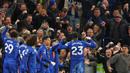 Pemain Chelsea, Trevoh Chalobah merayakan golnya di depan suporter dalam laga lanjutan Liga Inggris 2025/2026 melawan Chelsea di Stamford Bridge, London, Minggu (30/11/2025). (AP Photo/Ian Walton)