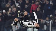 Gelandang Juventus, Hernanes, merayakan gol yang dicetaknya ke gawang Pescara pada laga Serie A di Juventus Stadium, Italia, Sabtu (19/11/2016). Juventus menang 3-0 atas Pescara. (Reuters/Giorgio Perottino)