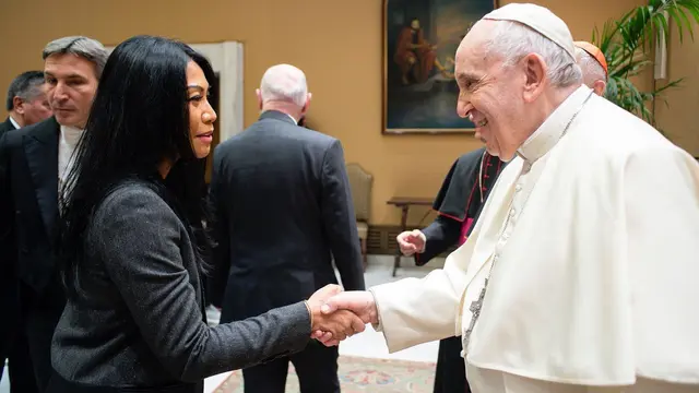 5 Potret Anggun C Sasmi Jabat Tangan Paus Franciscus, Sebut Sebagai Momen Tak Terlupakan