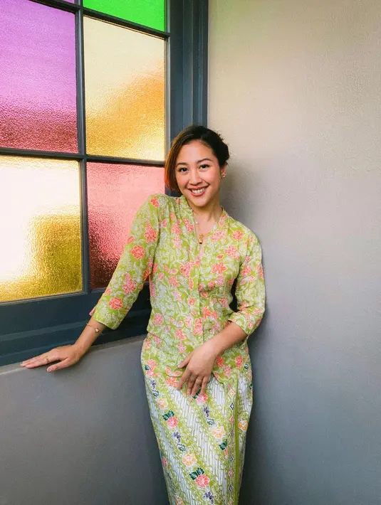 Di beberapa momen, Sherina Munaf juga tampil anggun berkain. Salah satunya adalah di foto ini, ia mengenakan kebaya dan kain batik hijau yang serasi. Kebaya kutubaru bermotif floral, dipadukannya dengan batik hijau yang serasi. [Foto: Instagram/sherinamunaf]