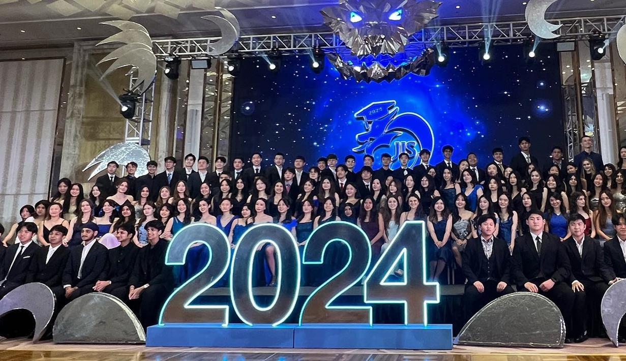 Bersama lulusan tahun 2024, momen gala dinner ini terlihat berkelas dengan dihadiri para siswa yang lulus dengan kedua orang tuanya. Banyak sekali momen yang dibagikan diah dalam media sosial Instagramnya yang menuai sorotan. Apalagi momen kebersamaannya dengan para orang tua siswa yang terlihat begitu dekat. (Liputan6.com/IG/@dps_diahpermatasari)