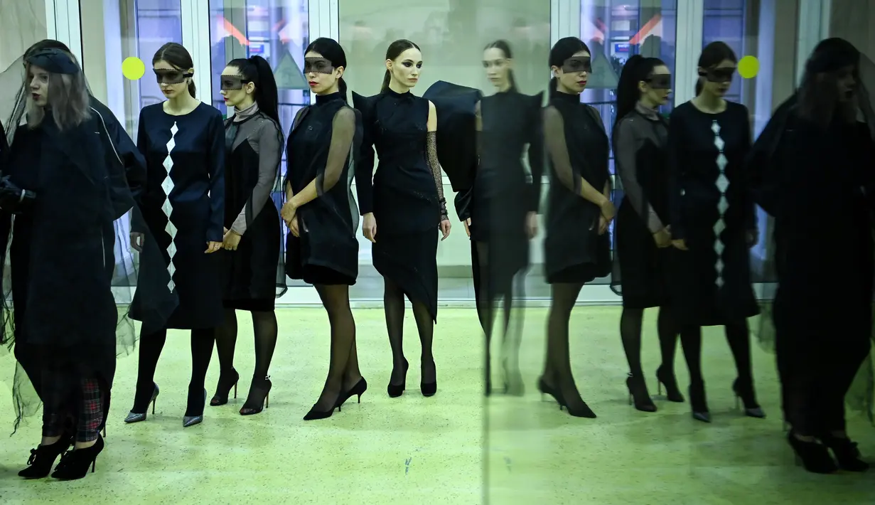 Model berpartisipasi dalam peragaan busana gaun berkabung selama pameran pemakaman di Moskow, Rusia pada Rabu (21/10/2020). (Photo by Kirill KUDRYAVTSEV / AFP)