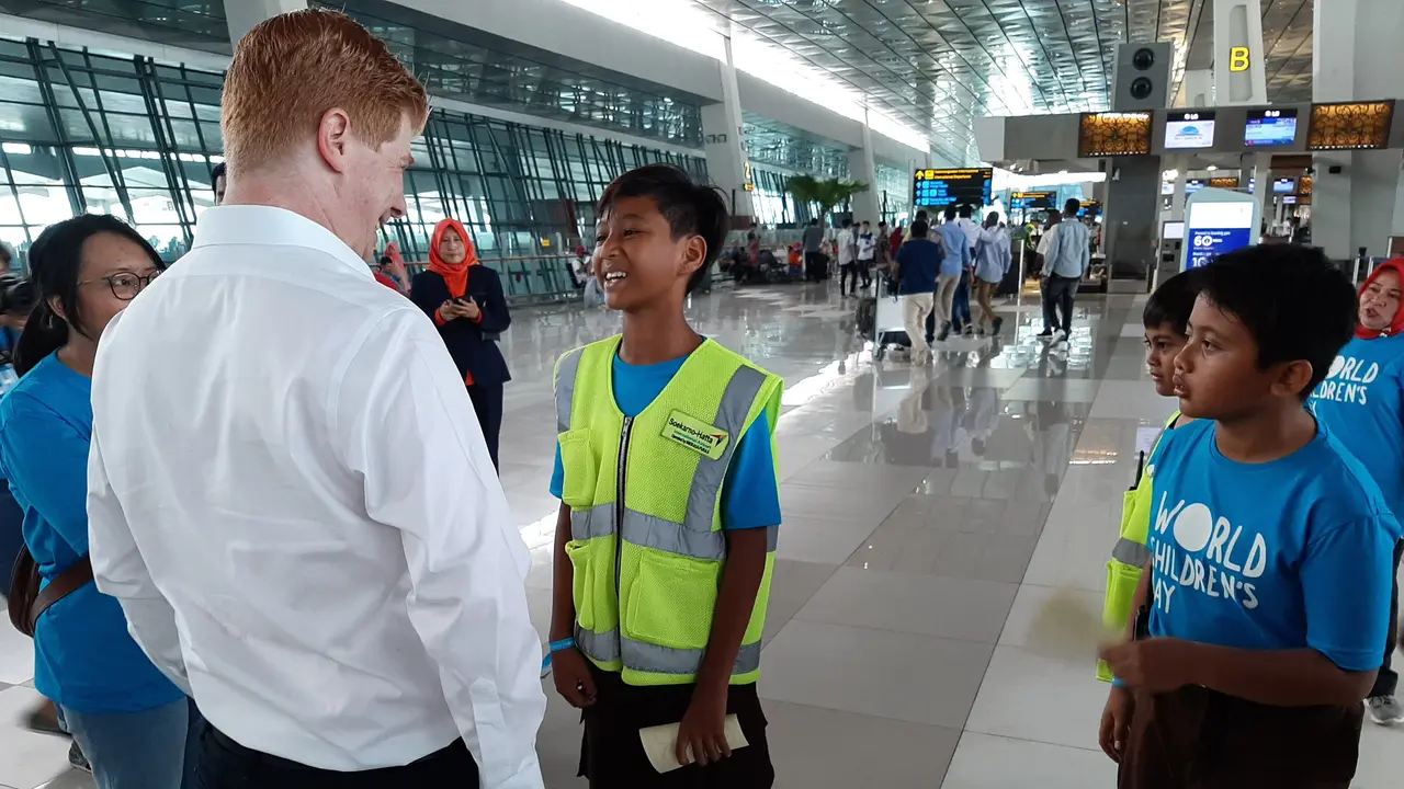 PT Angkasa Pura II menggandeng UNICEF, ajak belasan anak melihat dan merasakan langsung berkarier di pelayanan masyarakat Terminal 3 Bandara Internasional Soekarno Hatta, Kota Tangerang, Rabu (20/11/2019).