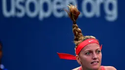 Petenis Republik Ceska, Petra Kvitova, saat melawan petenis Italia, Flavia Pennetta, dalam perempatfinal Turnamen Tenis AS Terbuka 2015 di New York, AS. (9/9/2015). (AFP Photo/Timothy A. Clary)