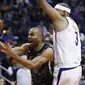 Guard veteran San Antonio Spurs Tony Parker (kiri) coba memasukkan bola pada duel NBA melawan Phoenix Suns di Talking Stick Resort Arena, Rabu (7/2/2018) atau Kamis (8/2/2018) WIB. (AP Photo/Ross D. Franklin)