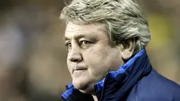 Wigan&#039;s English manager Steve Bruce stands before their FA Cup 3rd Round match against Tottenham at White Hart Lane, London, on January 2, 2009. AFP PHOTO / Glyn Kirk