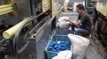 Pekerja membuat logam di Lembaga Pengembangan Bisnis (LPB) Citeureup, Bogor, Selasa (6/8/2019). Lembaga yang merupakan cabang YDBA di Tarikolot merupakan sektor unggulan logam ke 16 yang sebelumnya telah mengembangkan 15 sektor unggulan di berbagai industri. (Liputan6.com/HO/Eko)