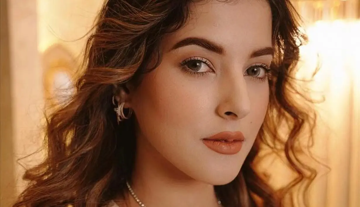 Sementara untuk bibirnya, ia memilih pulasan lipstik nude-orange yang fresh. (Instagram/tasyafarasya).