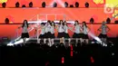 Kelompok penyanyi JKT48 saat tampil di panggung JISPHORIA yang digelar di Jakarta International Stadium (JIS), Sabtu (1/10/2022). JKT48 tampil enerjik membawakan sejumlah lagu untuk memuaskan dahaga penggemarnya. (Liputan6.com/Helmi Fithriansyah)