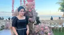 Titi Kamal tampil elegan dalam balutan dress blink-blink warna hitam dengan detail square neck dan aksen puff dari Windy Savosa Couture.  [Foto: IG/titi_kamall].