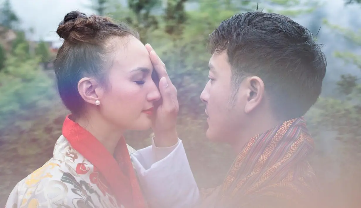 Bukan soal alamnyayang indah saja, bagi Nadine Bhutan juga memiliki romansa yang begitu sakral untuk melangsungkan pernikahan. Pasalnya, mereka tidak ingin sakralnya pernikahan ramai dengan kamera.    (Instagram/nadinelist)