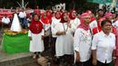 Relawan Indonesia Bersatu saat menggelar aksi potong tumpeng di depan Istana Negara, Jakarta, Jumat (5/7/2019). Aksi tersebut merupakan syukuran atas terpilihnya Joko Widodo atau Jokowi sebagai Presiden RI untuk kedua kalinya. (Liputan6.com/JohanTallo)