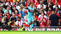 Manuel Lanzini merayakan golnya ke gawang Liverpool dalam laga keempat Premier League, Sabtu (29/8/2015) (Getty Images)