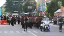 Motor besar Polisi Militer mengawal iring-iringan pasukan perempuan berkemeja batik saat simulasi kirab pernikahan Kahiyang-Bobby menuju Graha Saba Buana, Solo, Senin (6/11). (Liputan6.com/Angga Yuniar)