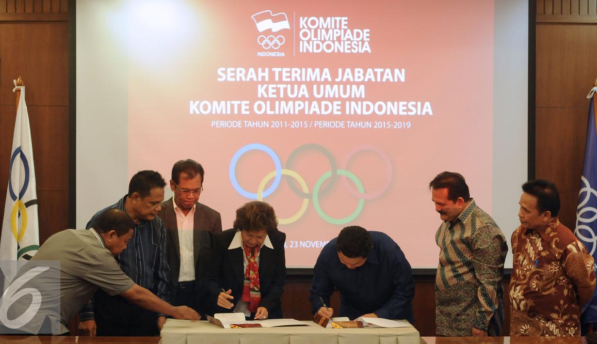 Ketua KOI, Erick Thohir (ketiga kanan) bersama mantan Ketua KOI, Rita Subowo menandatangani naskah serah terima jabatan di Gedung KOI Jakarta, Senin (23/11/2015). Erick Thohir resmi menjabat Ketua Umum KOI 2015-2019. (Liputan6.com/Helmi Fithriansyah)